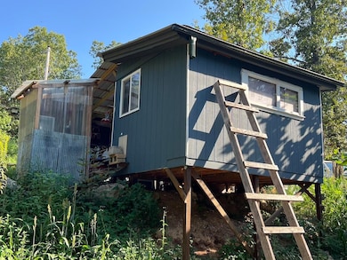 Cabin and Acreage in Mammoth Spring Arka