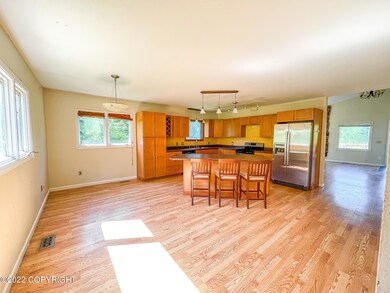 Kitchen & Dining w/bar seating