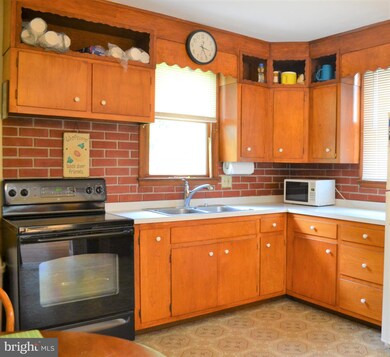 213 W Spring St, Bechtelsville, PA 19505 - photo 2