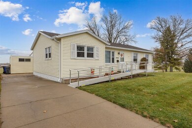 5918 Sharon Ln NW, Cedar Rapids, IA 52405 - photo 2
