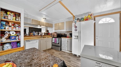 582 N Hunt Rd, Golden Valley, AZ 86413 - photo 4