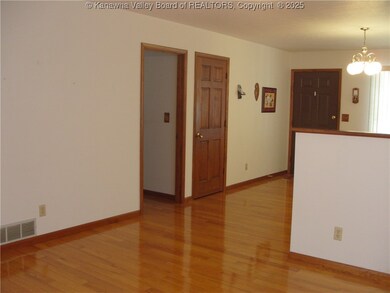717 4th Ave, Montgomery, WV 25136 - photo 5