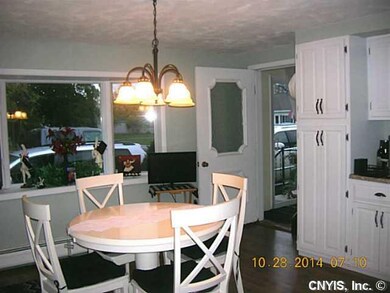 Kitchen Large eat-in kitchen with laminate floors,