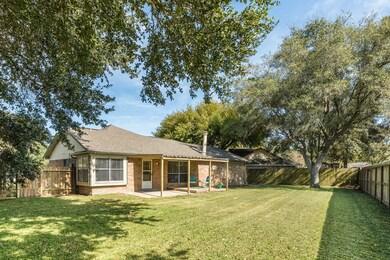 3201 Fox Run Dr, Alvin, TX 77511 - photo 2