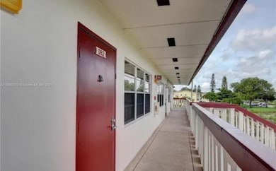 82 Fanshaw B unit 82B, Boca Raton, FL 33434 - photo 2