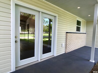 129 S Shaw St, Harrisburg, IL 62946 - photo 3