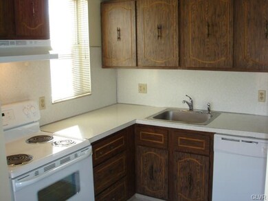 1082 Pine Grove Cir unit 4C, Allentown, PA 18106 - photo 2