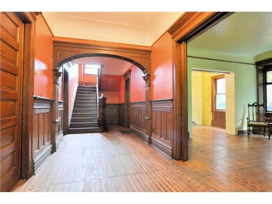 Entry/Foyer.