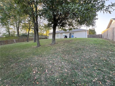 606 Kendrick St, Knob Noster, MO 65336 - photo 3