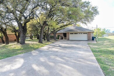401 De la Cruz St, Weatherford, TX 76085 - photo 3
