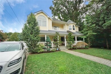 578 Drumgoogle Rd E, Staten  Island, NY 10312 - photo 3