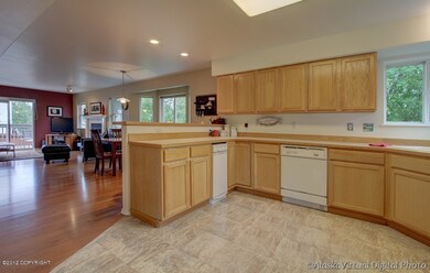 Spacious kitchen w/breakfast bar