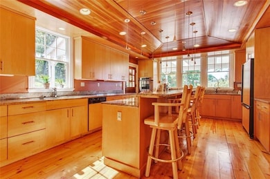 Wow! Fully equipped eat-in-kitchen with high end a