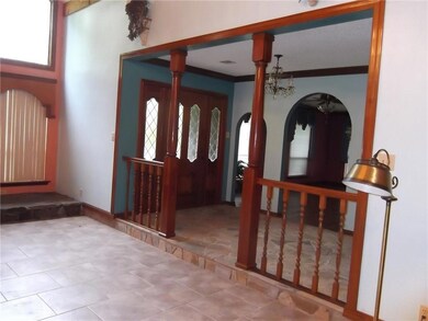 Foyer to Great Room/Den