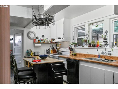 226 SW Madison St, Sheridan, OR 97378 - photo 6