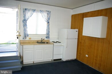 270 N Washington St unit APARTMENT B, Berkeley Springs, WV 25411 - photo 6