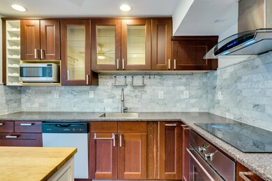 Kitchen with appliances with stainless steel fini