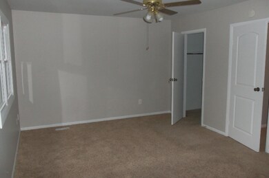 Master Bed / Walkin Closet