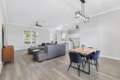Open Living Space w/10' Ceiling