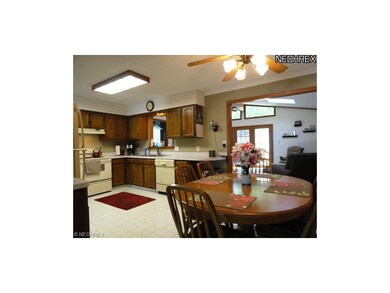 Huge Eat-in Kitchen - lots of cabinets and counter