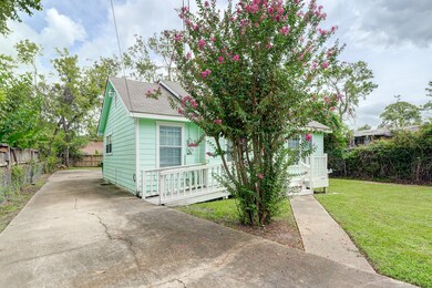 8106 Melrose St, Houston, TX 77022 - photo 4