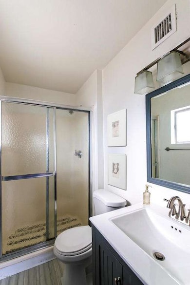 010-Staged_Guest_Bathroom-1858243-large