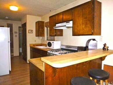  Breakfast bar, plentiful cabinets, and new lamina