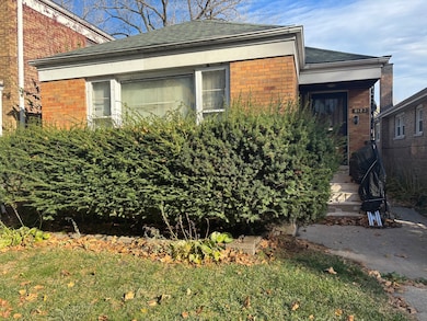 8123 S Kingston Ave, Chicago, IL 60617 - photo 2