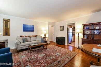 002-photo-living-room-6893453