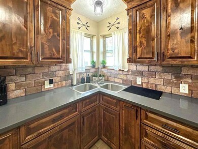 815 W D Ave, Cache, OK 73527 - photo 4