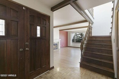 Living Room/Entry