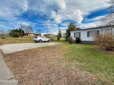 712 E Fir St, Lafollette, TN 37766 - photo 2