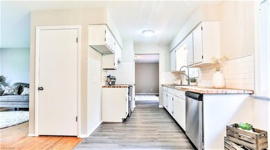 *BEAUTIFUL DINING AND KITCHEN! CUSTOM BUTCHER BLOC