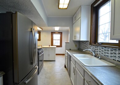 Eat-in Kitchen