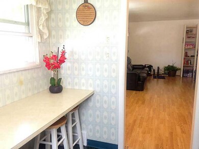 Kitchen. Breakfast bar!