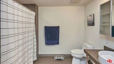 Vero Lofts unit 415, Los Angeles, CA 90017 - photo 6