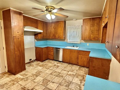 304 Line Dr, Gainesville, TX 76240 - photo 7