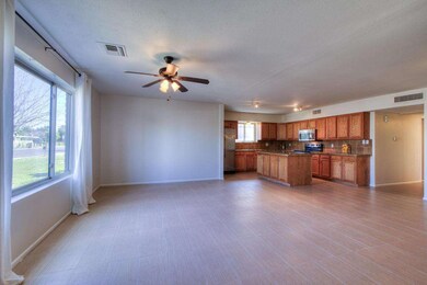 004_Living ~ Kitchen