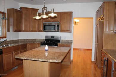 417 Varsity Dr, Throop, PA 18512 - photo 3