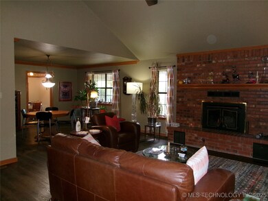 LARGE LIVING & DINING AREA