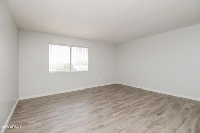 4-photo-Living-Room