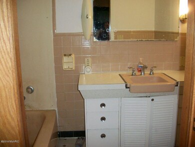 719ThirdBath1