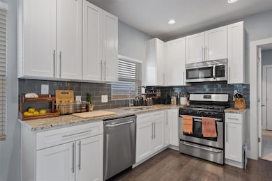 Kitchen with appliances with stainless steel fini