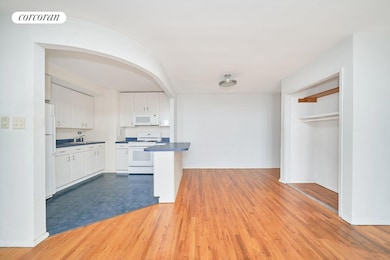 The Dauphin unit 7M, Brooklyn, NY 11230 - photo 3