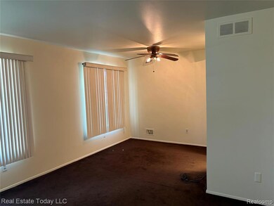 Dining room with ceiling fan