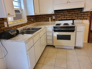 Stove can be either gas or electric