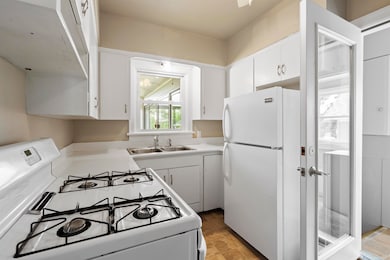 915 W 9th St, Cedar Falls, IA 50613 - photo 7