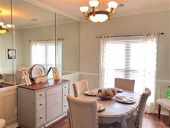 Pretty dining area!