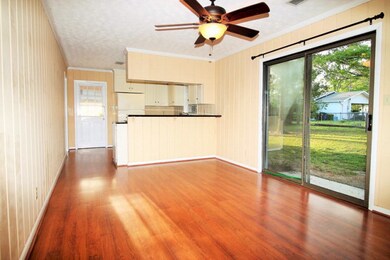 Living room/kitchen/dining room