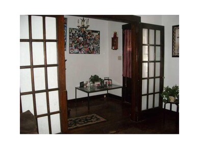 Entry/Foyer.